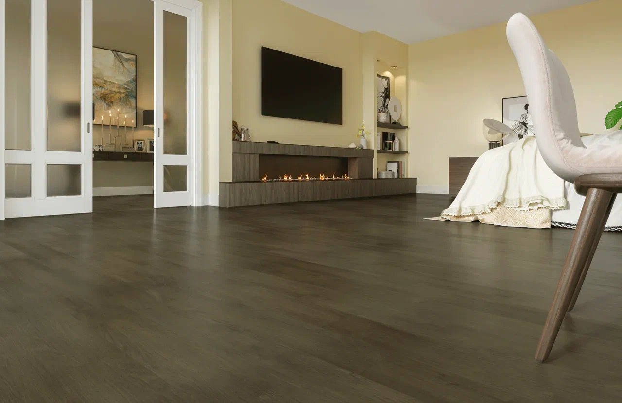 Кварцвиниловый SPC ламинат Home Expert Natural Орех классический 2178-04 1220×150×3,5 фото в интерьере